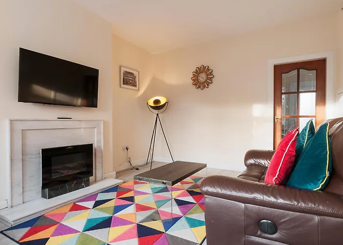 2 Bed Property, Sleeps 5, Free Parking, Near City Centre
