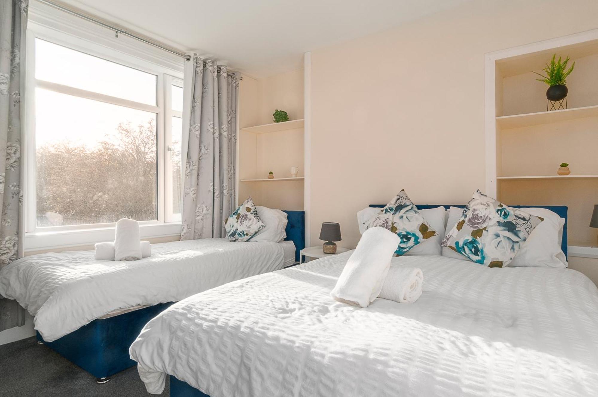 2 Bed Property, Sleeps 5, Free Parking, Near Centre Vakantiehuis EDI