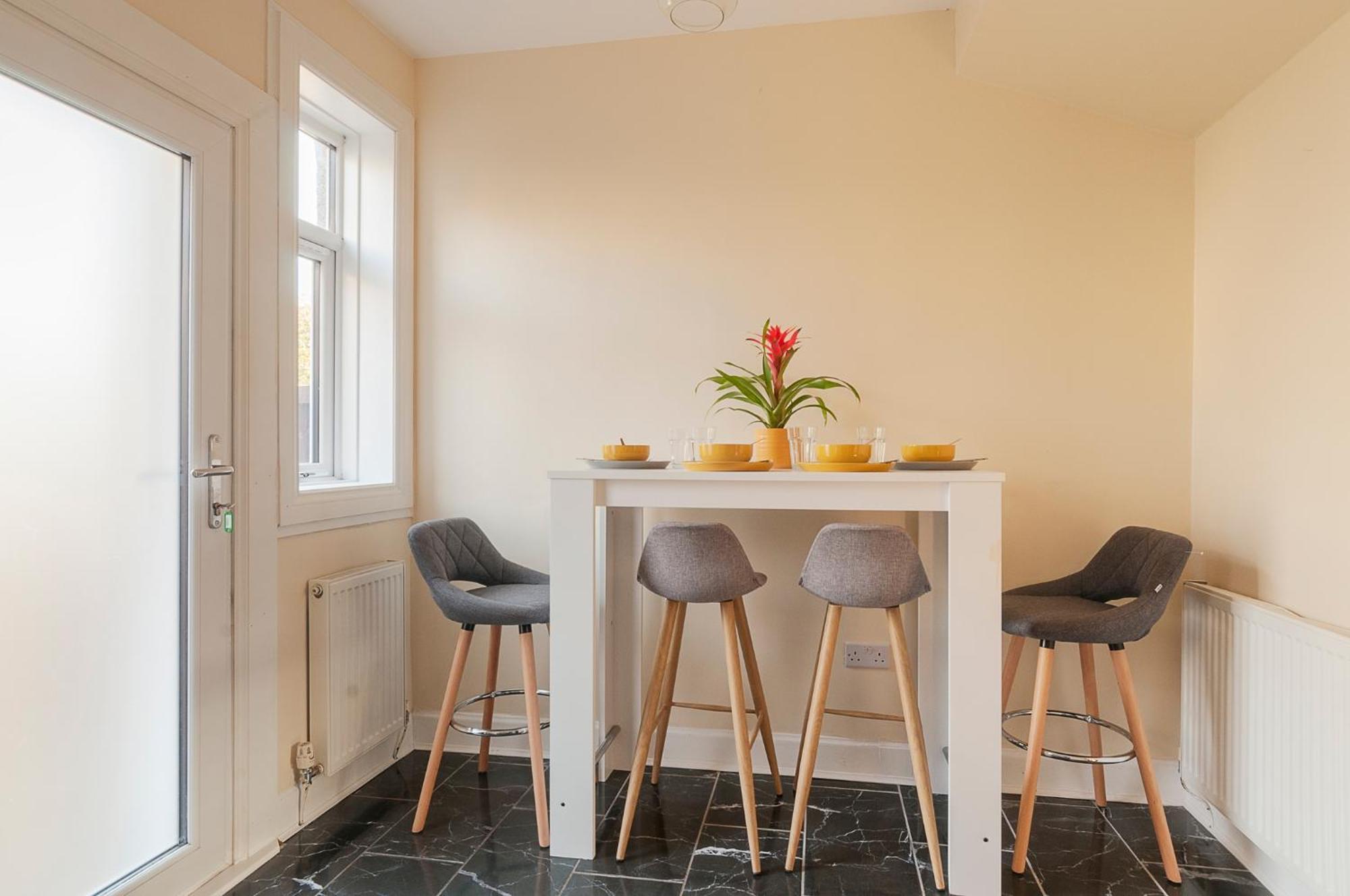 2 Bed Property, Sleeps 5, Free Parking, Near Centre Vakantiehuis *