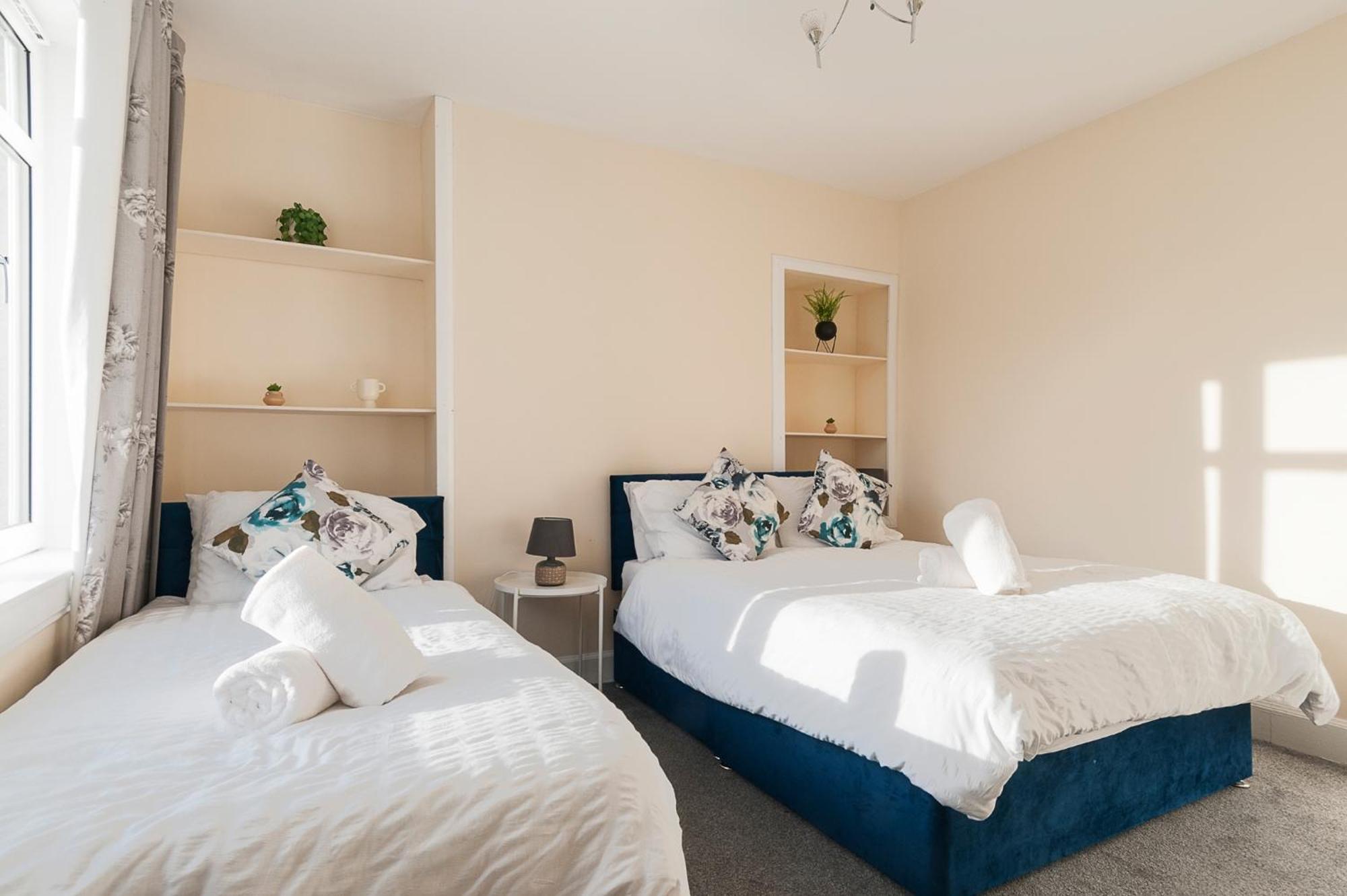 Vakantiehuis 2 Bed Property, Sleeps 5, Free Parking, Near Centre *